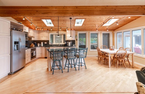Monticello House | Lakefront - Hot Tub - Beach - Deck - BBQ - Peloton