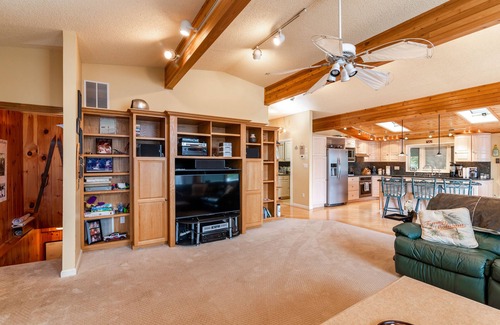 Monticello House | Lakefront - Hot Tub - Beach - Deck - BBQ - Peloton