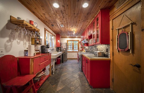 Huddleston House | Lakefront,Hot-Tub, Fire-Pit, Dogs allowed,fireplaces, Fenced yard, Pool Table,