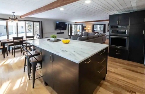 Milton House | Lakefront ~ Hot Tub ~ Grill ~ Kayaks!