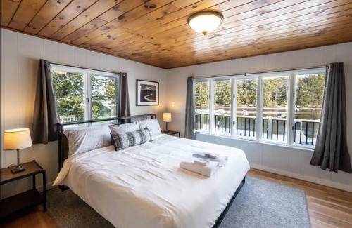 Milton House | Lakefront~Hot Tub~Private Beach~Close to Skiing