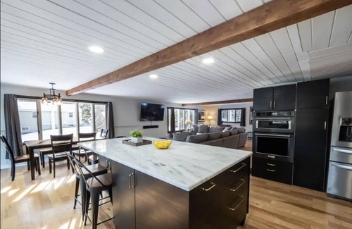 Milton House | Lakefront~Hot Tub~Private Beach~Close to Skiing