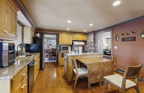 Harshaw House | Lakefront house on 73 acres with water views, jetted tub, pool table & bars