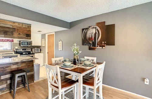 Regency Park House | LAKEFRONT HOUSE WITH HEATED POOL