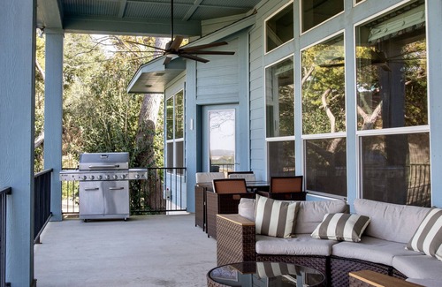 Leander House | Lakefront house with boatdock and an acre of greenery!