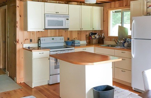 Middleton House | Lakefront house with outdoor shower, kayaks, firepit, deck, wifi, & grill