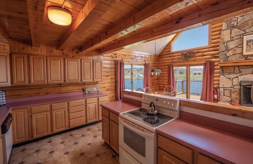Whitingham Cabin | Lakefront House with Stunning Views and Great Room