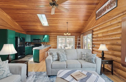 Onsted House | Lakefront Irish Hills Home ~ Sleeps 10 ~ Sandy Beach ~ Near MIS Speedway