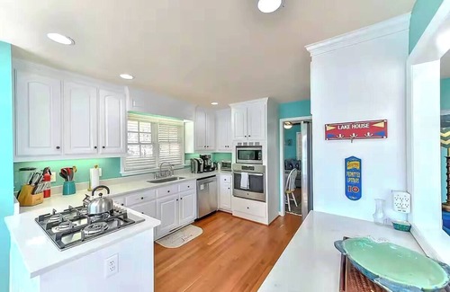 Leasburg House | Lakefront, Kayaks, SUPs, Hot Tub & Boat Options