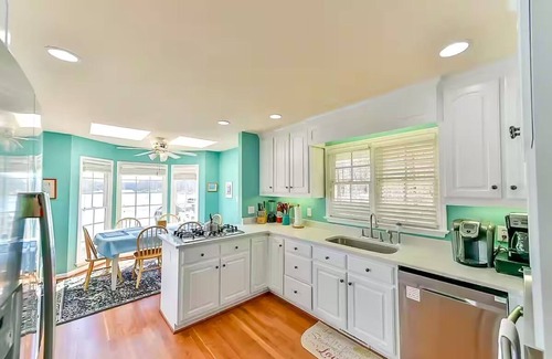 Leasburg House | Lakefront, Kayaks, SUPs, Hot Tub & Boat Options