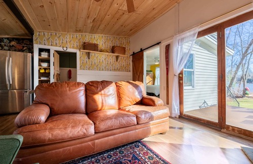 Ashford Cabin | Lakefront - King - PetsOK - W&D - Fire Pit - Kayak