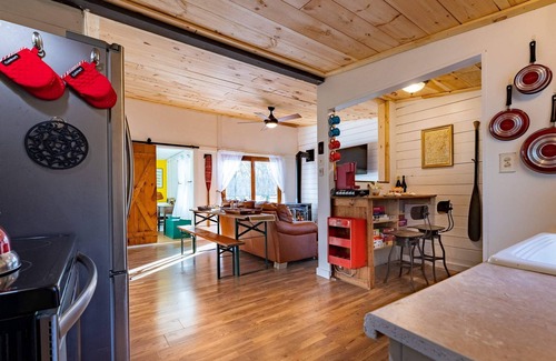 Ashford Cabin | Lakefront - King - PetsOK - W&D - Fire Pit - Kayak
