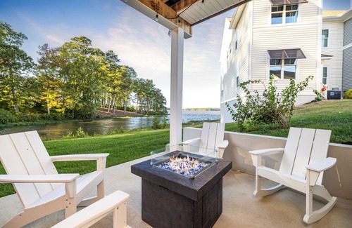 Eatons Crossing House | Lakefront/KingBed/FirePit/Arcade/nKayaks/Boat Slip
