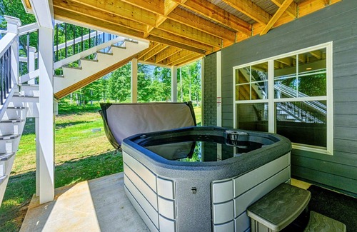 Mineral House | Lakefront Lake Anna with Cove, Dock, Deck, Hot Tub