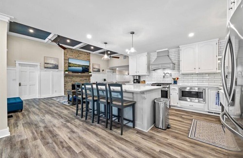Waleska House | Lakefront Lake Arrowhead Home w/hot tub