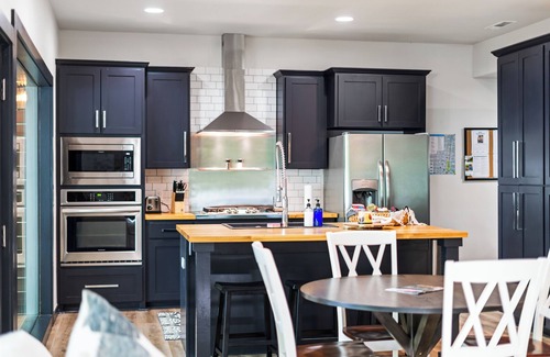 Rogers House | Lakefront & Lakeview Getaway on Beaver Lake, 2 Kayaks, Blkstone & Wine/CoffeeBar