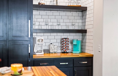 Rogers House | Lakefront & Lakeview Getaway on Beaver Lake, 2 Kayaks, Blkstone & Wine/CoffeeBar
