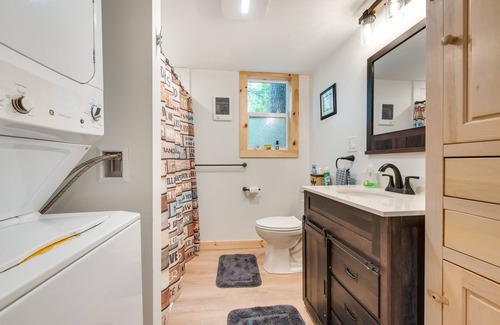 Limerick Cottage | Lakefront Limerick Cottage w/Private Beach!