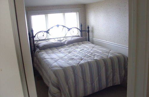 Hale Cottage | Lakefront Living Room: Sandy Beach Cottage - Sleeps 8
