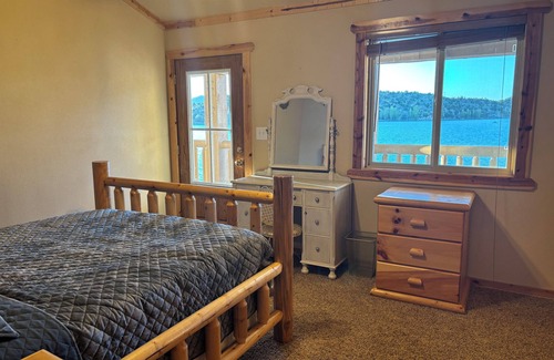 Sterling Cabin | Lakefront lodge inside Palisade State Park! Steps to the water!