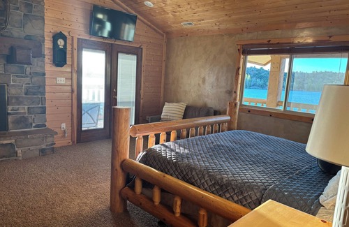Sterling Cabin | Lakefront lodge inside Palisade State Park! Steps to the water!