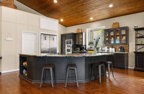 McQueeney House | Lakefront Lodge: Large 5BR, Sleeps 30, Steps to Water – Perfect for Reunions!