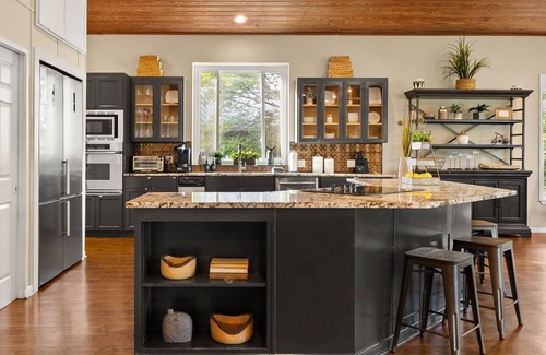 McQueeney House | Lakefront Lodge: Large 5BR, Sleeps 30, Steps to Water – Perfect for Reunions!