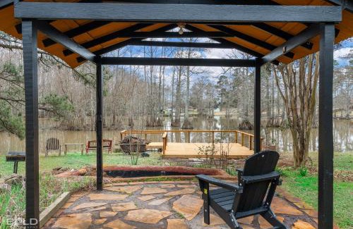 Shreveport House | Lakefront Lodge On Emerald Isle With Hot Tub