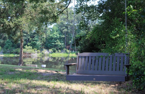 Grapeland House | Lakefront Lodge perfect for families or hunters.