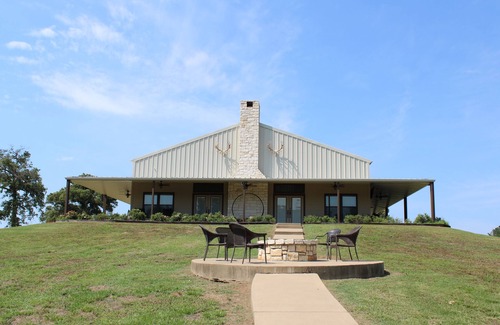 Grapeland House | Lakefront Lodge perfect for families or hunters.