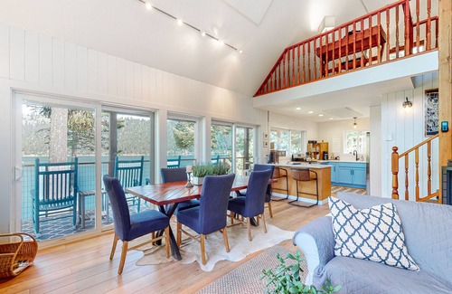Enterprise House | Lakefront lodge with private dock, great water view, deck & laundry