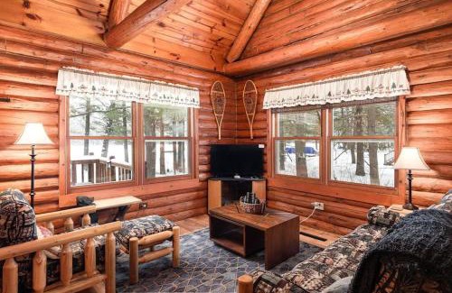 Black River Falls House | Lakefront Log Cabin Loft Kayaks Beach Ev