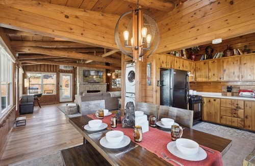 Little Suamico Cabin | Lakefront Log Cabin - Private Pier & 4 Kayaks!