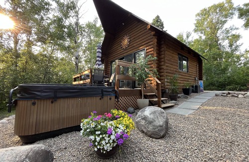 Manitoba Cottage | Lakefront Log Cabin with HOT TUB. Unique property with private lake access.