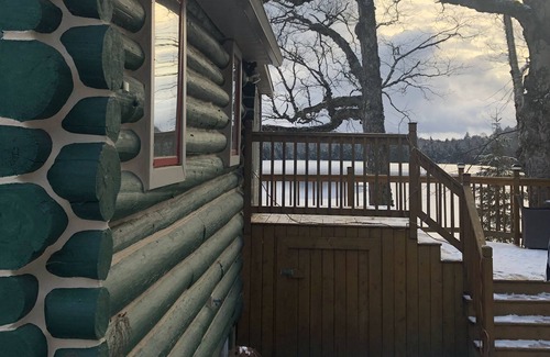 Montcalm Ski Chalet | Lakefront Log Cabin close to ski resorts and nature reserves