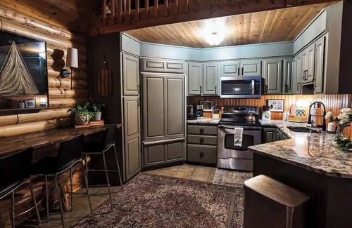 Huntcliff Cabin | Lakefront log cabin