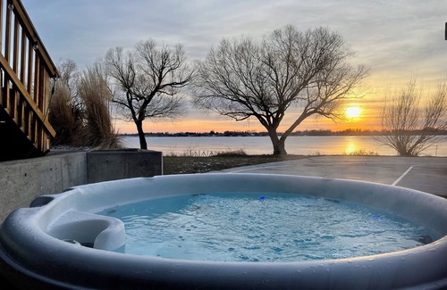 Cascade Valley Cabin | Lakefront Log Cabin, HotTub, Kayaks, SUPs, Private Boat Launch & Dock
