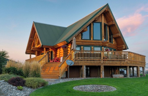 Cascade Valley Cabin | Lakefront Log Cabin, HotTub, Kayaks, SUPs, Private Boat Launch & Dock