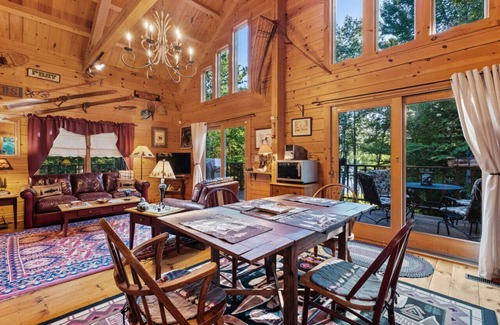 Washington Cabin | Lakefront Log Cabin on 2 acres