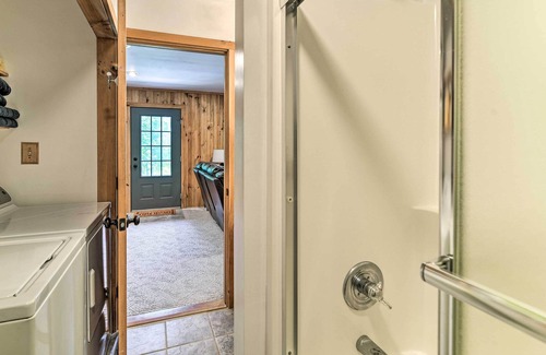 Se Ree Cabin | Lakefront Log Cabin w/ Fire Pit & Gas Grill!