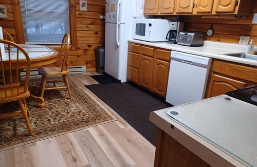 North Glade Hills Cabin | Lakefront Log Home w/Dock Slip – 30% Weekly Discount - Excl. Summer