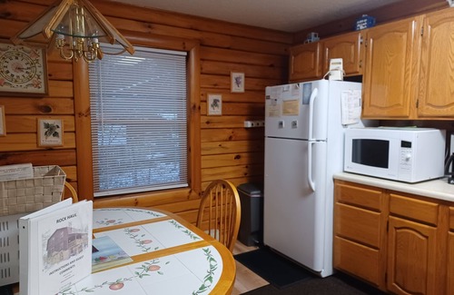 North Glade Hills Cabin | Lakefront Log Home w/Dock Slip – 30% Weekly Discount - Excl. Summer