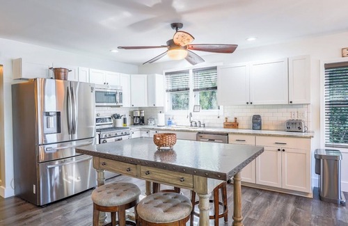 Fort Ann House | Lakefront Lookout - Family and Pet-Friendly