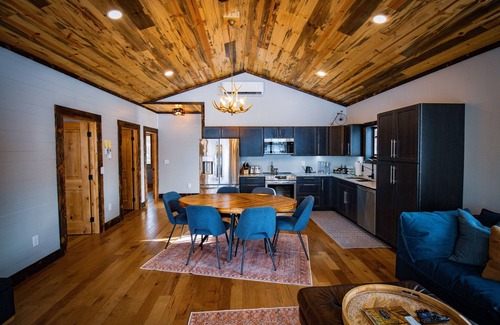 Crosby Cabin | Lakefront Luxe: Rustic-Chic Guesthouse with Hot Tub & Paddle Boards