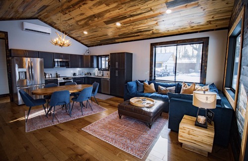 Crosby Cabin | Lakefront Luxe: Rustic-Chic Guesthouse with Hot Tub & Paddle Boards