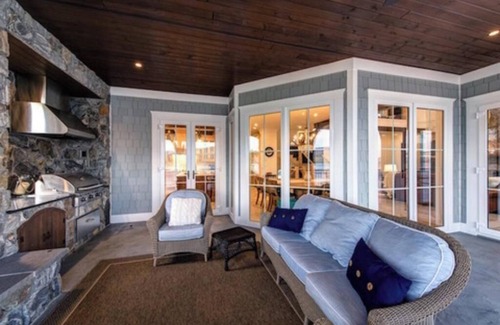 Kamloops House | Lakefront luxury house in BC interior - 5 king beds with ensuites - sleeps 25!