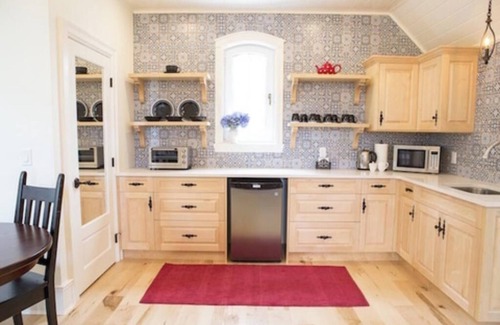Kamloops House | Lakefront luxury house in BC interior - 5 king beds with ensuites - sleeps 25!