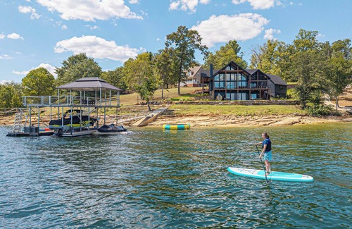Arley House | Lakefront Luxury: 4 bedrooms + 2 large bunkrooms & Gameroom Retreat!
