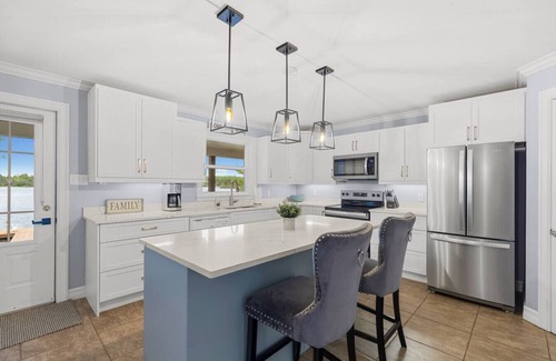 East Hants House | Lakefront Luxury - Hot Tub