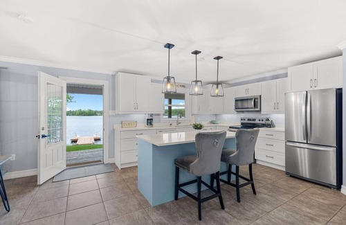 East Hants House | Lakefront Luxury - Hot Tub